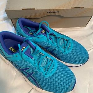 ASICS Gel Big kid shoes, size 7. New!